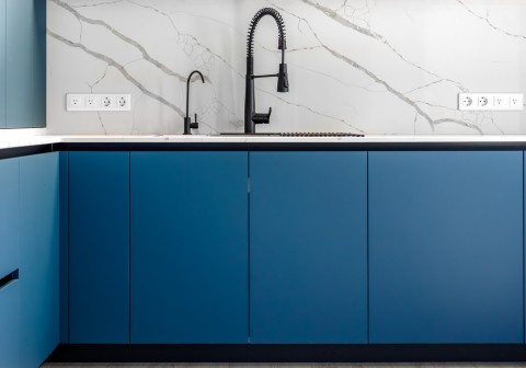 Modern Shaker kitchen cabinets in Melbourne home with matte finish and minimalist handles