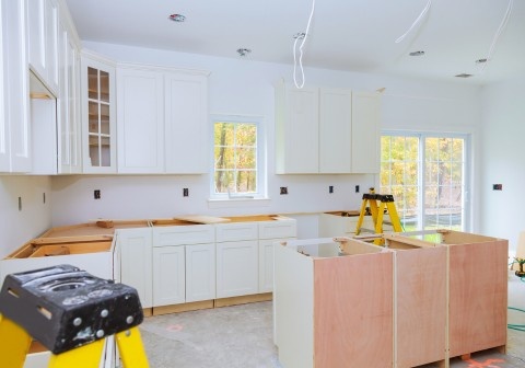 Custom kitchen cabinets Brighton Melbourne homeowners prefer featuring handle-less cabinetry, timber veneer finishes, integrated appliances, and premium custom cabinetry Melbourne design.